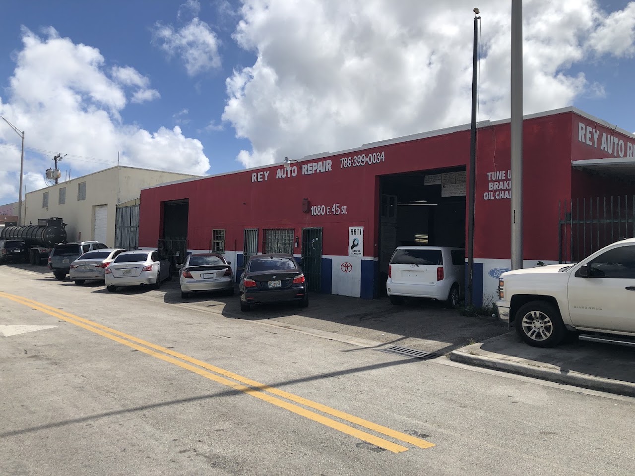 Rey's Auto Repair Storefront